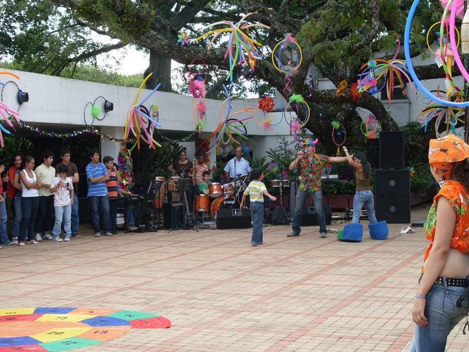 Primeras comuniones con recreación y juegos para niños grandes